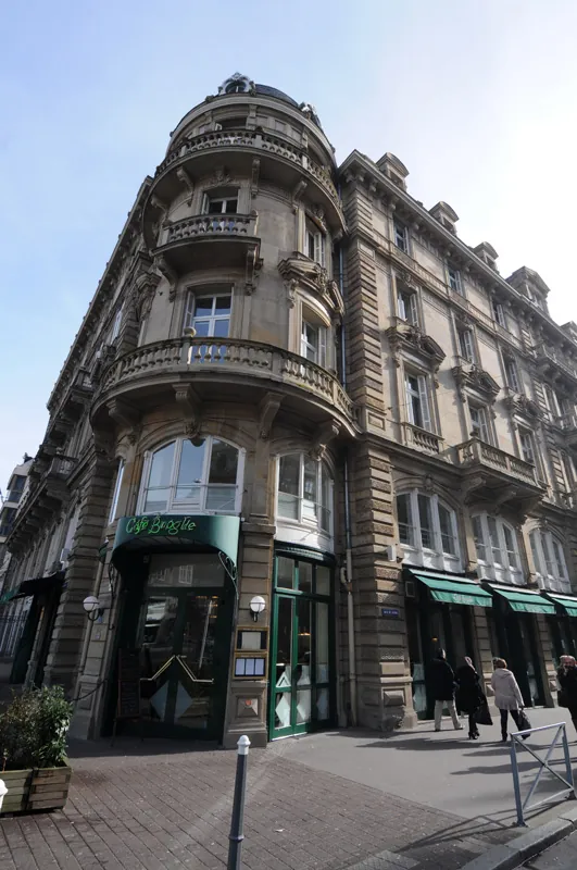 L'immeuble d'angle du Café Broglie, rue du Dôme