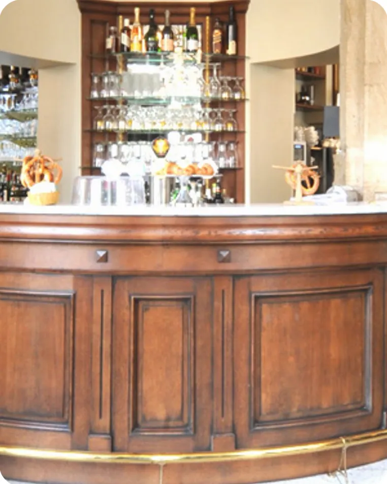 Le comptoir en bois arrondi et ses étagères de verres