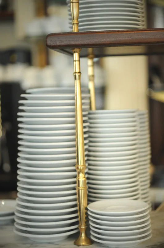 Piles de soucoupes et barre de laiton du comptoir