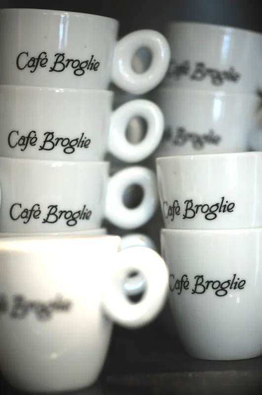 Tasses à expresso au nom du Café Broglie